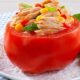 Tomate relleno con atún con maíz dulce